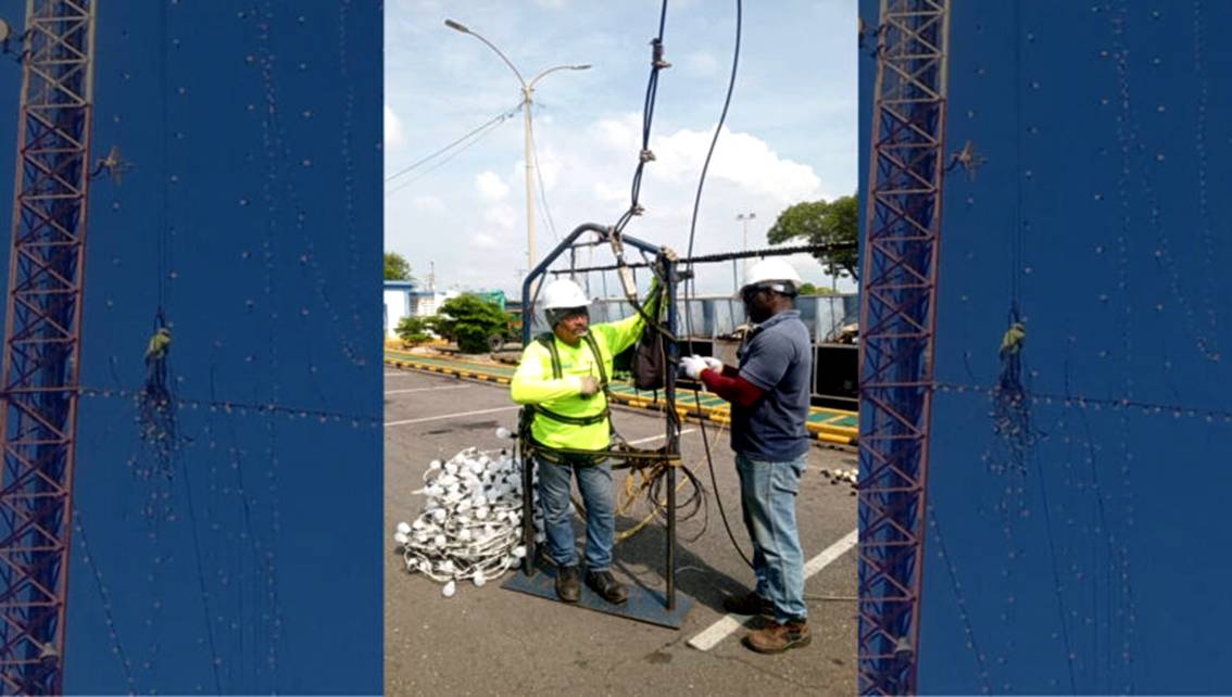 Imagen de la noticia: El ‘Cuatriboleao’ que ilumina el Ángel de Navidad de Maracaibo