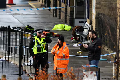 Imagen de la noticia: El relato de los testigos del ataque múltiple en un tren con destino a Londres: “Pensé que era una broma por Halloween”