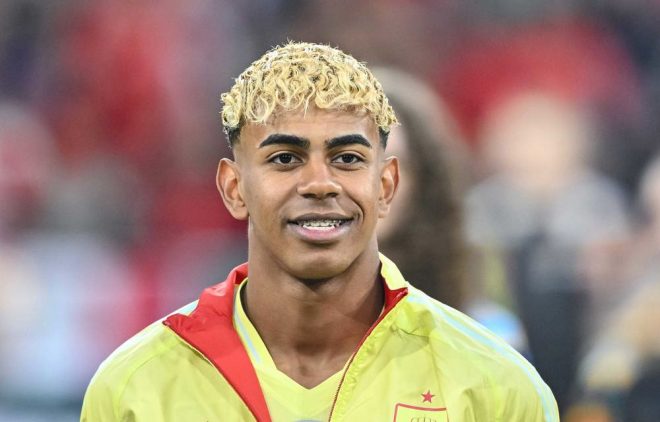 Imagen de la noticia: Lamine Yamal rompe récords: el más joven en el once ideal de FIFPRO