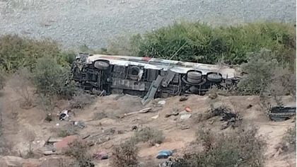 Imagen de la noticia: Tragedia en Arequipa: Caída de bus a un abismo tras choque con camioneta y dejó 37 muertos y más de 20 heridos