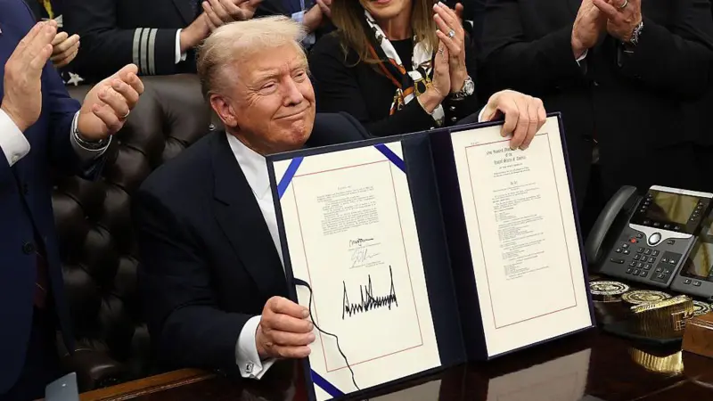 Imagen de la noticia: Así regresan al trabajo los primeros empleados federales de Estados Unidos tras cierre de Gobierno
