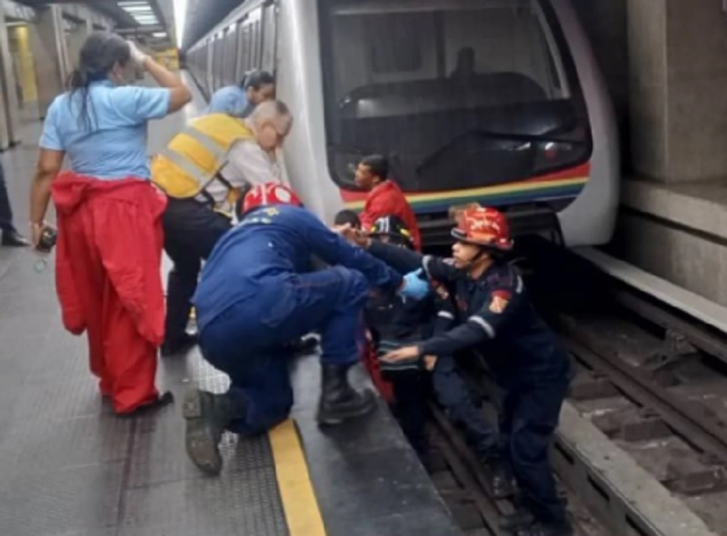 Imagen de la noticia: Adulto mayor sufre grave caída en rieles del Metro de Caracas