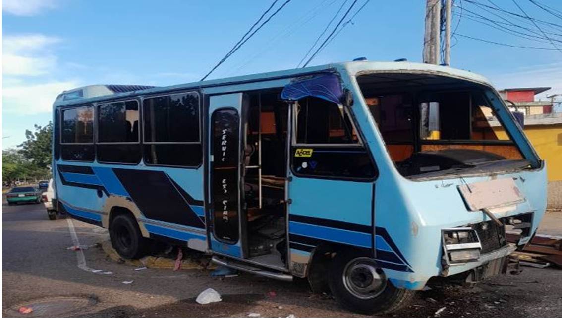 Imagen de la noticia: Maracaibo: En Av. Guajira conductor pierde los frenos y lo para la estructura del alumbrado
