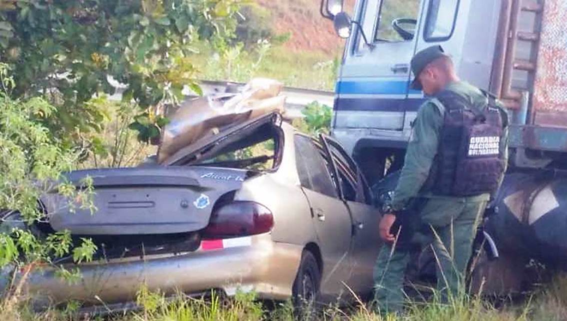 Imagen de la noticia: Estado Monagas: Gandola embiste a un auto y se mata una familia entera