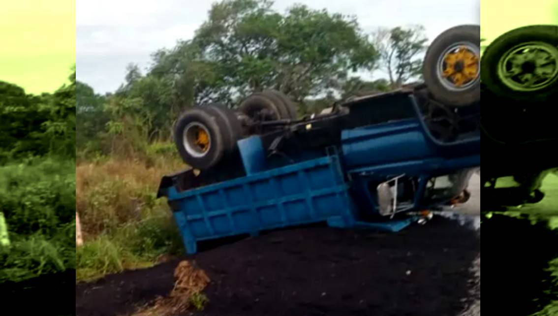 Imagen de la noticia: Volteo cargado de asfalto se volcó en Machiques-Colón y bloqueó