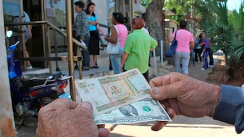 Imagen de la noticia: ¡Alarma en Cuba! Régimen congela dólares de empresas extranjeras y agrava la crisis
