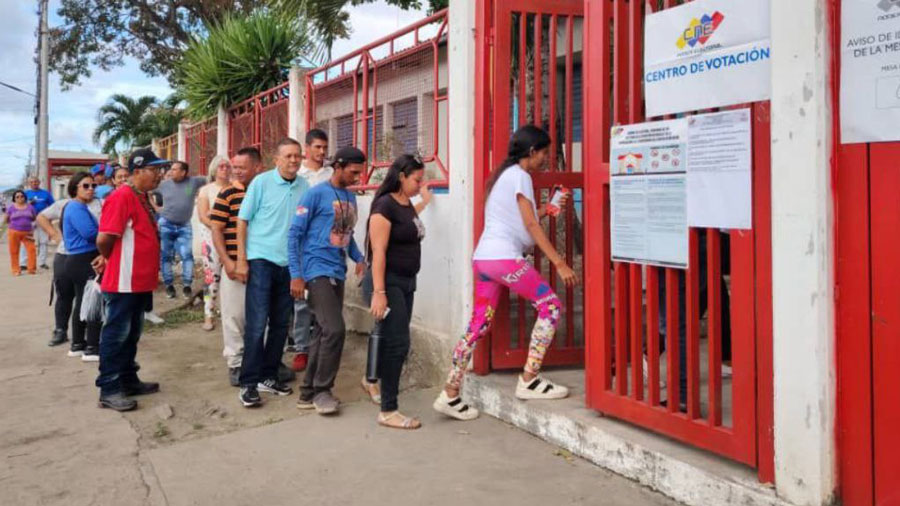Imagen de la noticia: Maduro felicitó al pueblo por la IV Consulta Popular