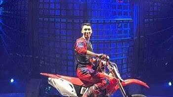 Imagen de la noticia: Tragedia en “El globo de la muerte”: murió un acróbata motociclista chileno tras un accidente en pleno show