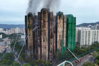 Imagen de la noticia: Hong Kong continúa búsqueda de desaparecidos tras incendio en un complejo residencial que dejó al menos 55 muertos