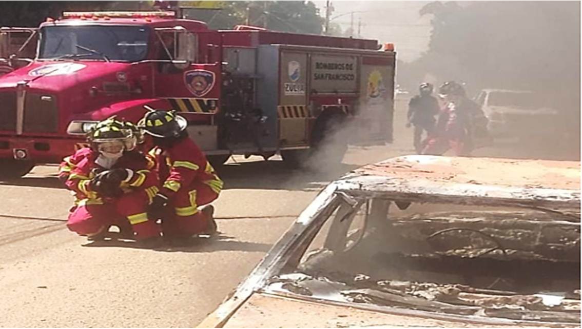 Imagen de la noticia: Incendio voraz en plena carretera de La Cañada: La rápida acción de los bomberos evitó una tragedia mayor