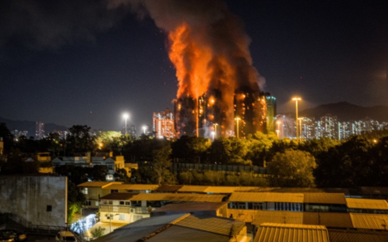 Imagen de la noticia: Subió a 128 la cifra de muertos en Hong Kong: nuevas imágenes muestran la velocidad con la que se propagó el incendio
