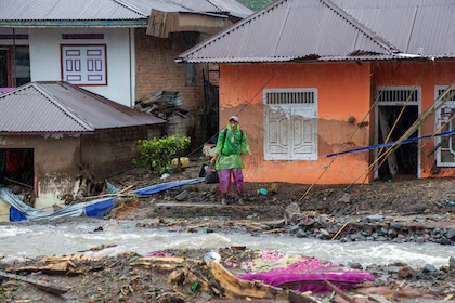 Imagen de la noticia: Devastadoras inundaciones dejan casi 400 muertos en Indonesia, Tailandia y Sri Lanka