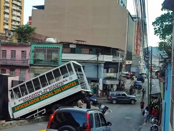 Imagen de la noticia: Accidente en el corazón de Caracas: Patrulla de la GNB pierde los frenos cerca de Miraflores