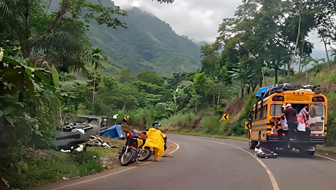 Imagen de la noticia: Autobús desbocado y sin frenos: Ocupantes se lanzan desde la puerta trasera de la unidad hacia la carretera
