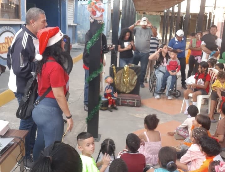 Imagen de la noticia: EMDEMCO realizó compartir junto a los más pequeños «Un Regalo en Navidad»