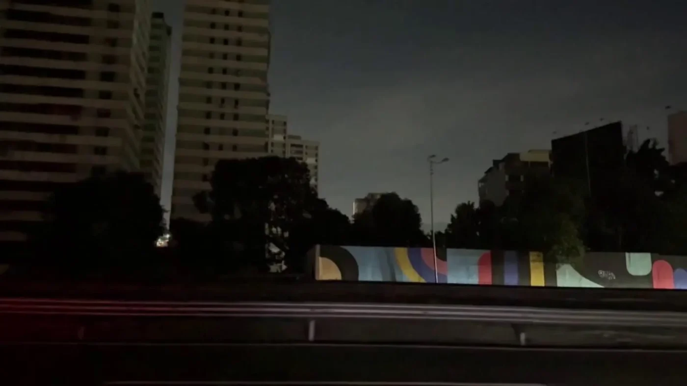 Imagen de la noticia: Caracas a oscuras: ssectores sufren cortes eléctricos tras ataques de ER.UU.