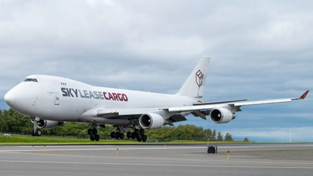 Imagen de la noticia: Aterriza avión de carga estadounidense después de casi 10 años