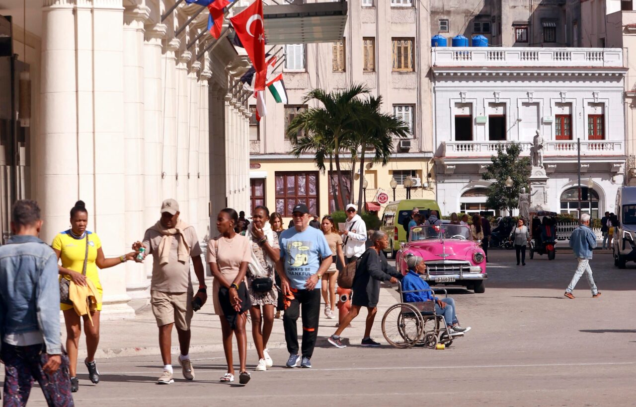 Imagen de la noticia: Crisis energética en Cuba obliga al cierre de hoteles y reubicación de turistas