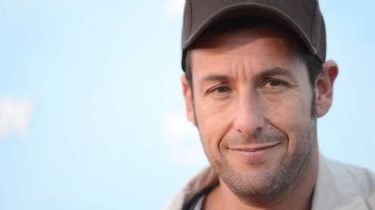 Imagen de la noticia: Ni guardaespaldas ni lujos: Adam Sandler demuestra por qué es uno de los actores más queridos