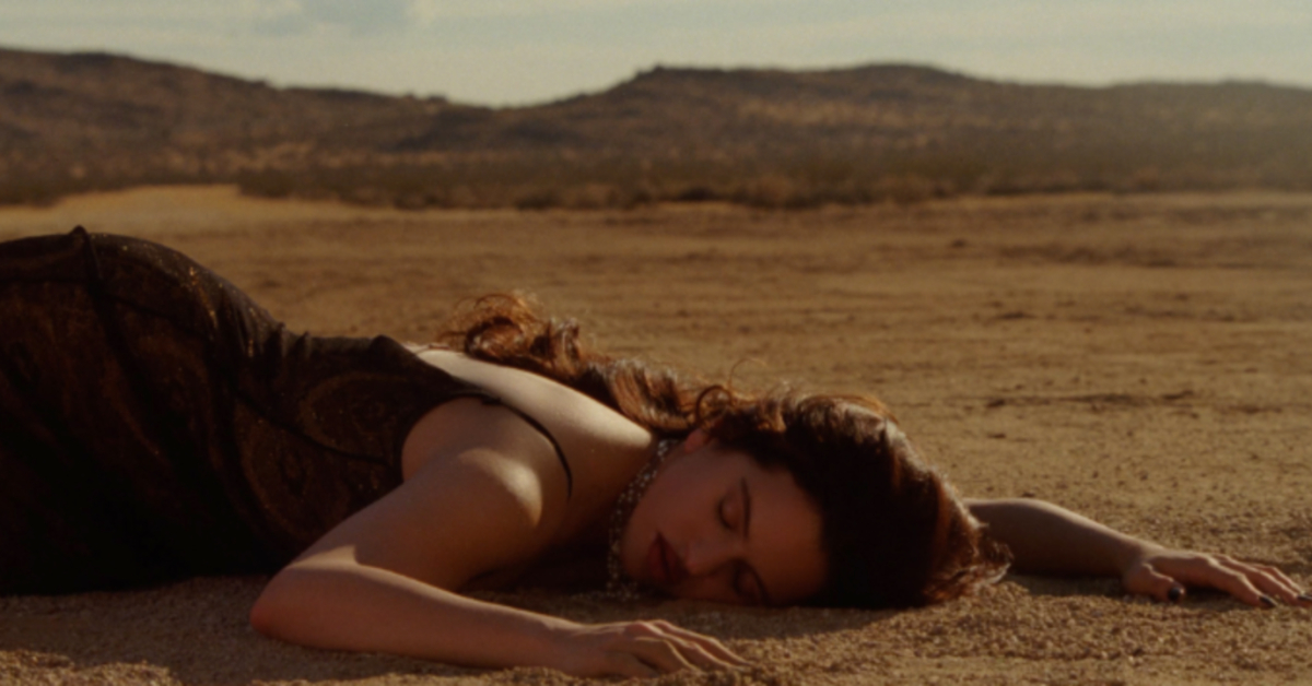 Imagen de la noticia: Rosalía protagoniza junto a su «pareja invisible» el videoclip de su nueva canción, «Sauvignon Blanc»