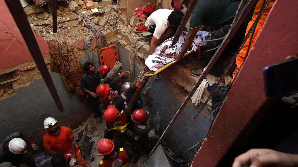Imagen de la noticia: Tragedia en Pakistán: Mueren 16 personas, entre ellas varios niños, al desplomarse un edificio por explosión