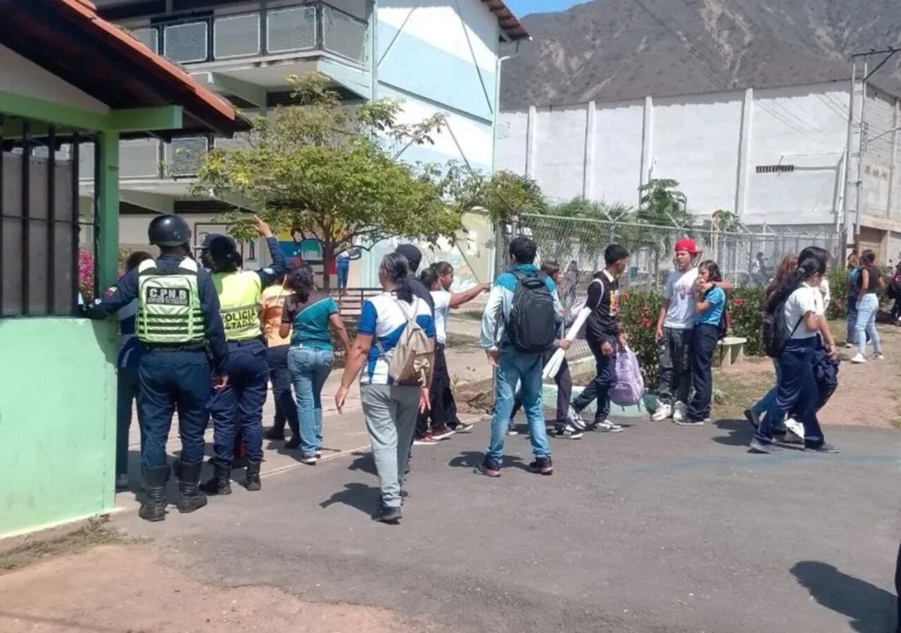 Imagen de la noticia: Mérida: Más de 30 liceístas hospitalizados por misteriosa intoxicación masiva