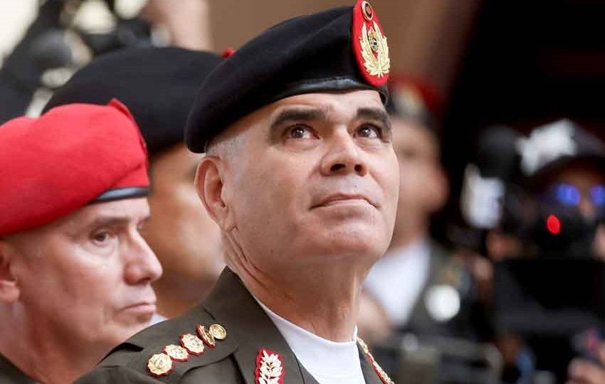 Imagen de la noticia: Delcy Rodríguez remueve a Padrino López tras 11 años en el cargo