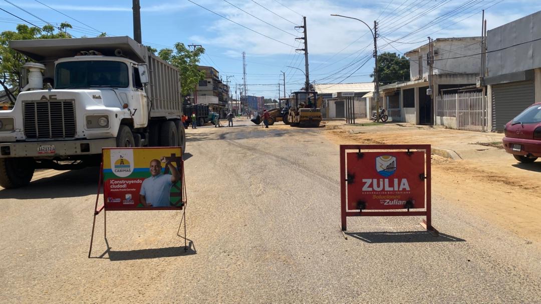 Imagen de la noticia: Alcalde Frank Carreño junto con el Poder Popular inició reasfaltado en la Avenida Miraflores de Cabimas