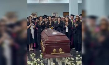 Imagen de la noticia: Entre aplausos y rosas blancas: Así fue el emotivo último adiós a Oscar Belloso Medina en URBE