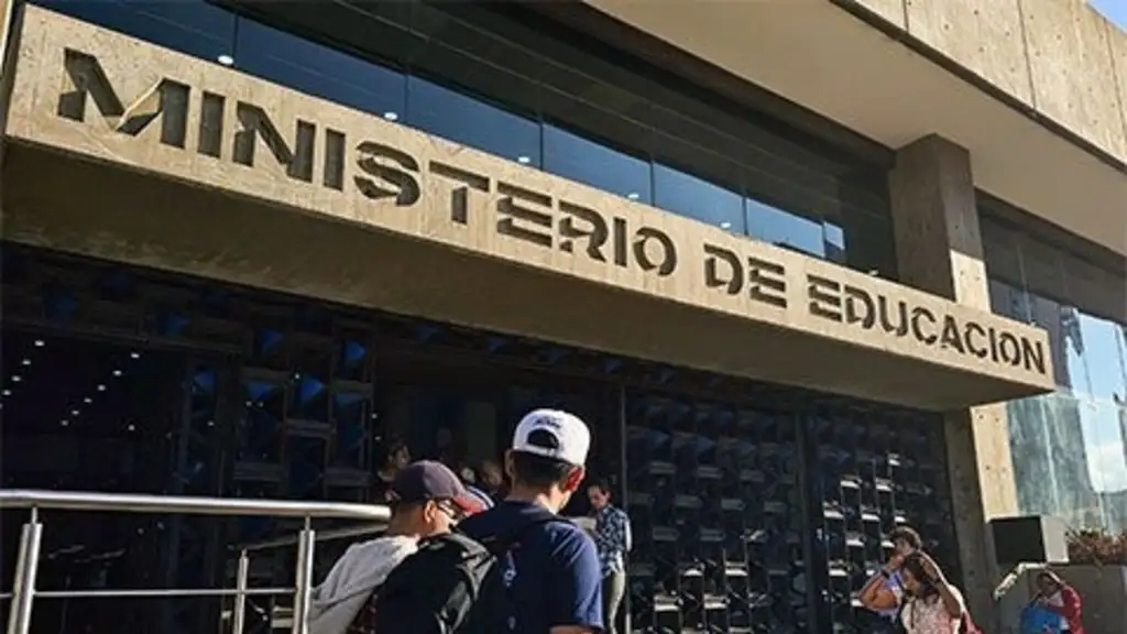 Imagen de la noticia: Más de 30.000 trabajadores del sector educativo recibirán lentes correctivos gratuitos