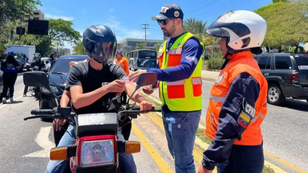 Imagen de la noticia: Motorizado: Esta es la lista de documentos que exige el INTT