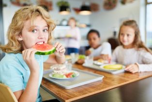 Imagen de la noticia: Fortalece tus defensas: los alimentos que no pueden faltar en tu mesa para evitar enfermedades