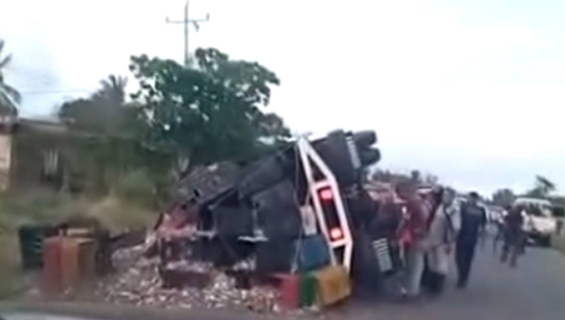 Imagen de la noticia: Camión cargado de cangrejos se vuelca en La Cañada de Urdaneta y causa caos vial