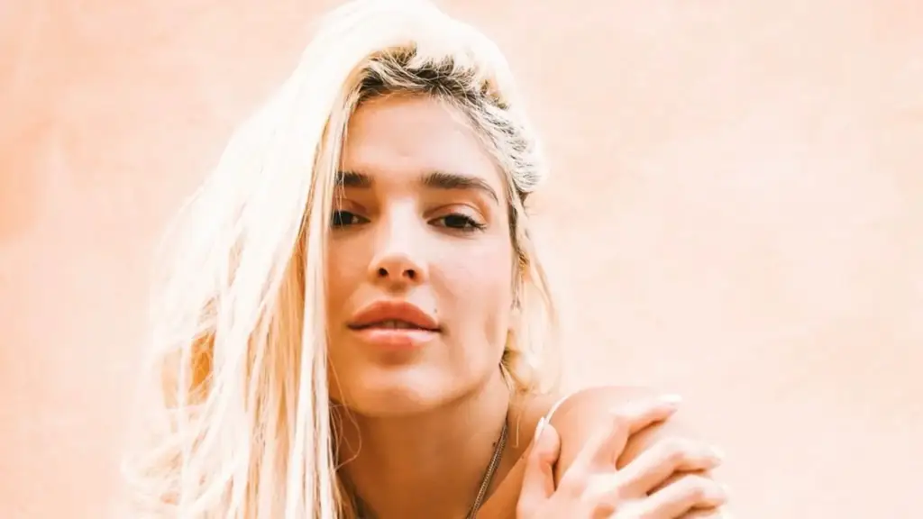 Imagen de la noticia: Elena Rose conmueve a Panamá: su emotiva visita a niños con discapacidad