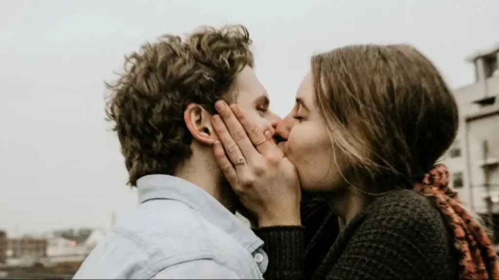 Imagen de la noticia: Más allá del romance: Por qué el Día Internacional del Beso es vital para tu salud