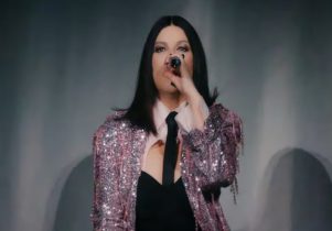 Imagen de la noticia: Laura Pausini paraliza su concierto para celebrar el cumpleaños de su esposo