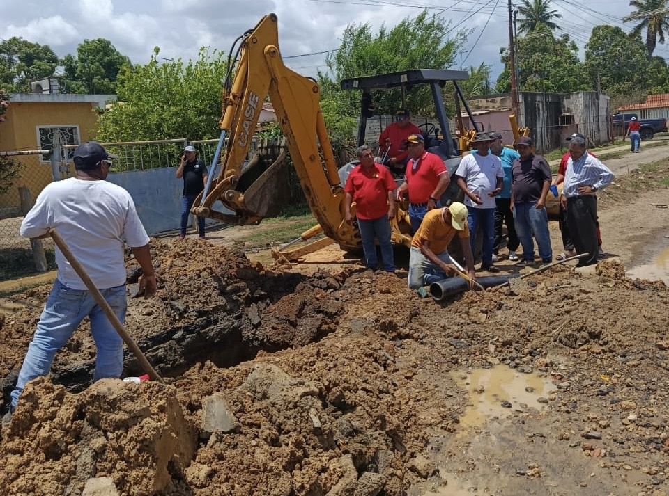 Imagen de la noticia: Alcalde Frank Carreño supervisa labores para la sustitución de 65 metros de colectores en la calle Esperanza de la Av. 34 de Cabimas