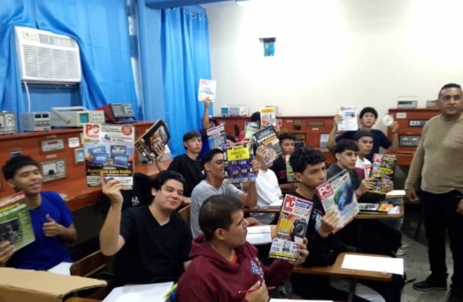 Municipio Cabimas: Estudiantes de electrónica de la UPTZ reciben donación de material bibliográfico