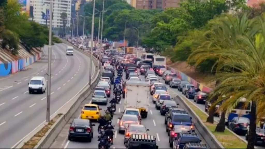 Imagen de la noticia: Caracas colapsada: El tráfico en la capital se complica este 30 de abril por marchas