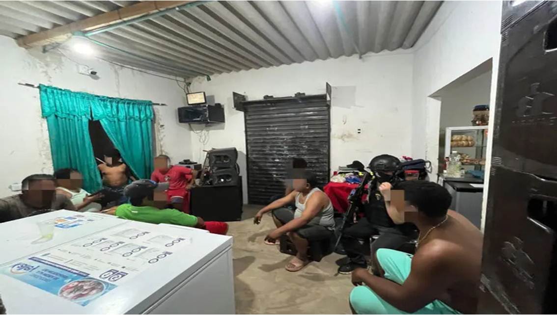 Imagen de la noticia: Rescate masivo en Riohacha: 15 personas liberadas tras operativo militar