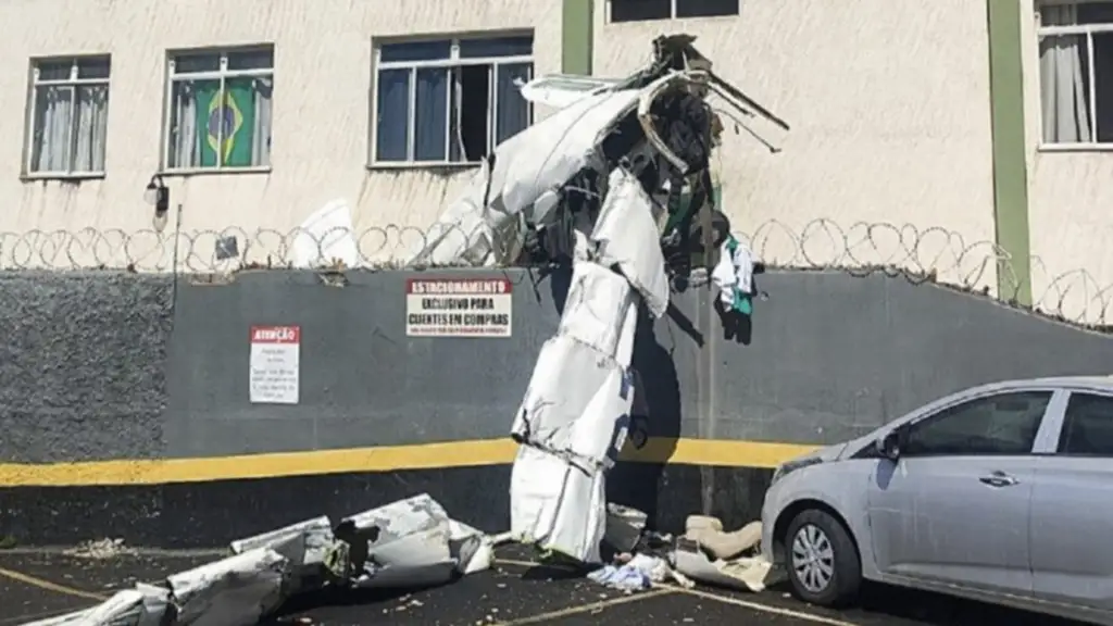 Imagen de la noticia: Avioneta se estrella contra un edificio en Brasil: cuatro personas a bordo en estado crítico