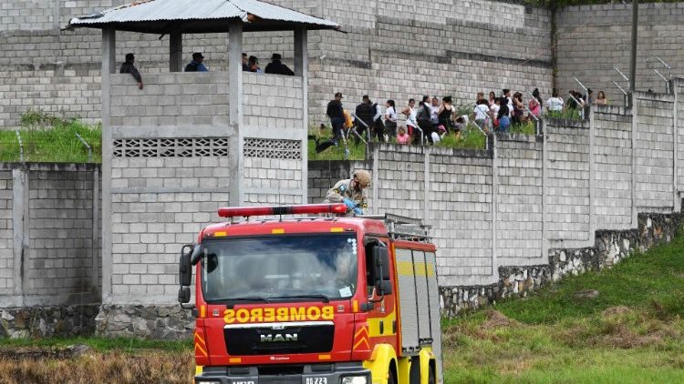 Imagen de la noticia: Condenan a 920 años de prisión a 15 reclusas por matanza en una cárcel femenina de Honduras
