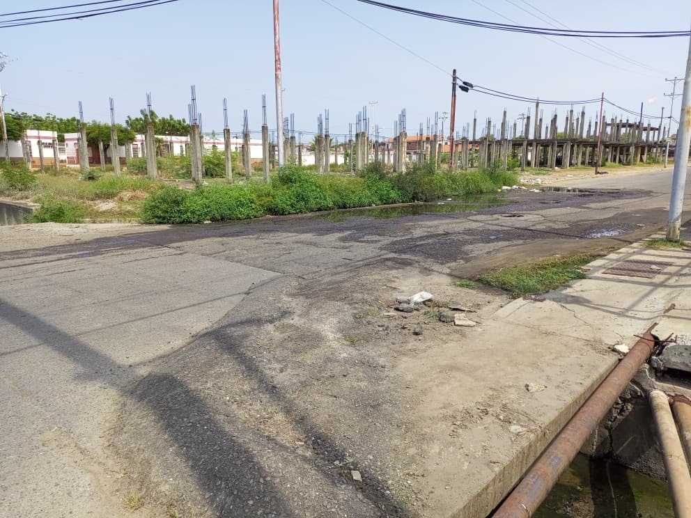Imagen de la noticia: Alcaldia Bolivariana de Cabimas inspecciona desborde de aguas servidas en la calle Los Burros del sector Concordia para dar solución