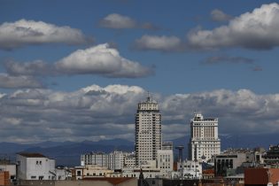 Imagen de la noticia: Población de España roza los 50 millones, con más inmigrantes de Colombia y Venezuela
