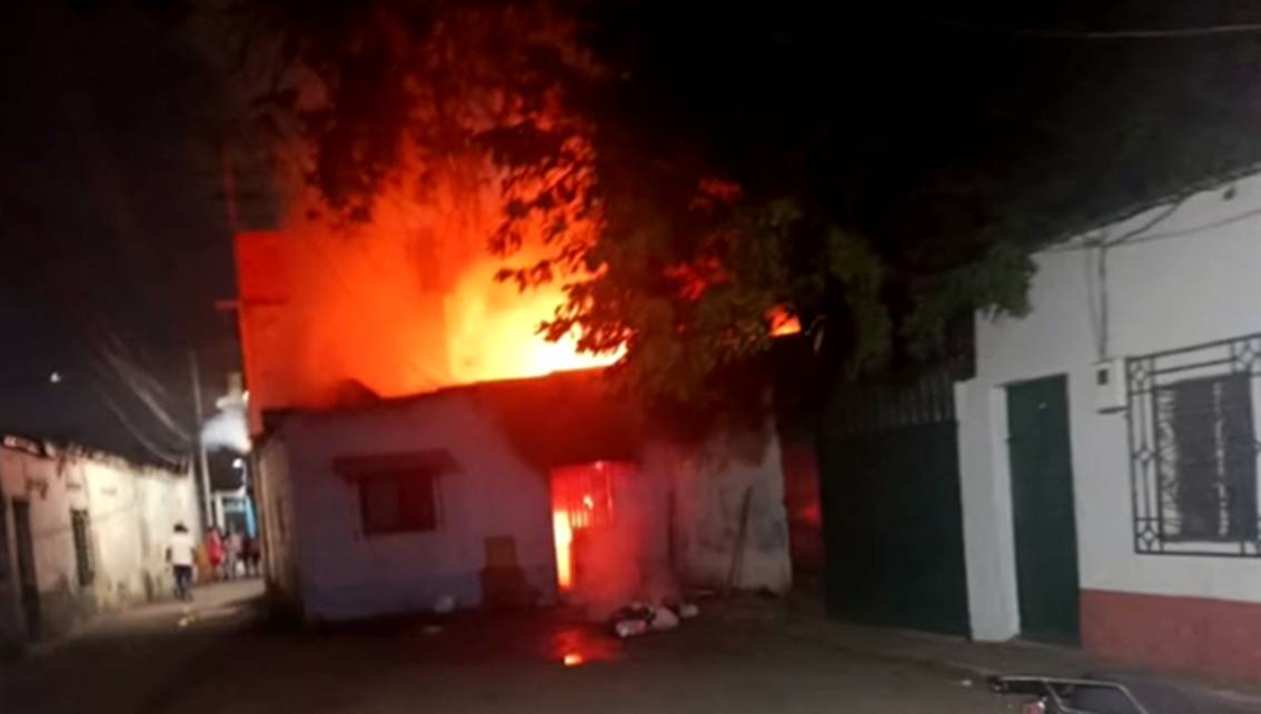 Imagen de la noticia: Apuñala a su mujer y prende candela a la casa con hijastros dentro