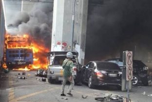Imagen de la noticia: Bangkok: Choque entre tren y autobús deja ocho fallecidos y decenas de heridos