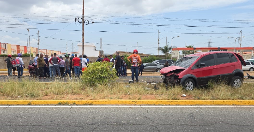 Imagen de la noticia: Fuerte colisión en la vía al Aeropuerto de la Chinita deja varios heridos, incluyendo cuatro niños