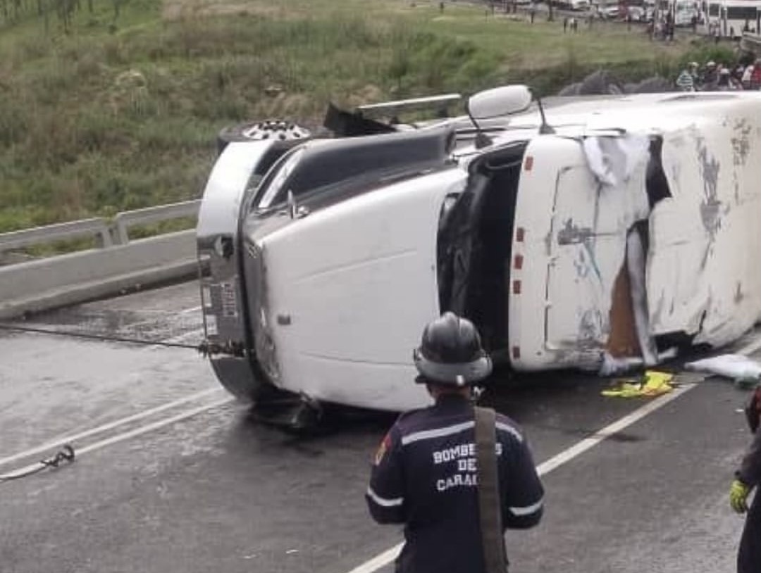 Imagen de la noticia: Caos vehicular en la bajada de Tazón tras aparatoso volcamiento de una gandola