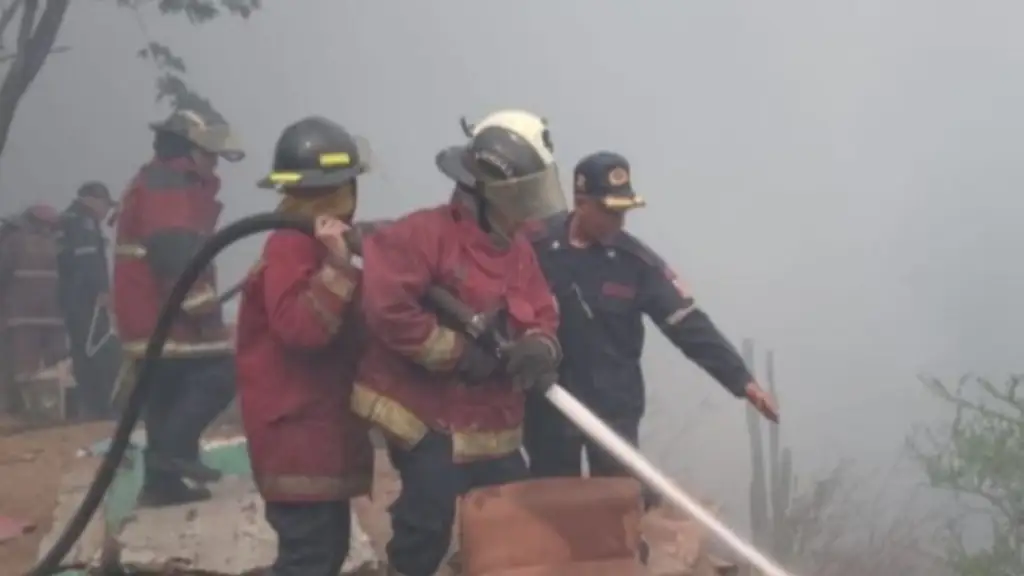 Imagen de la noticia: Incendio en la Carretera Vieja Caracas-La Guaira deja nueve viviendas destruidas