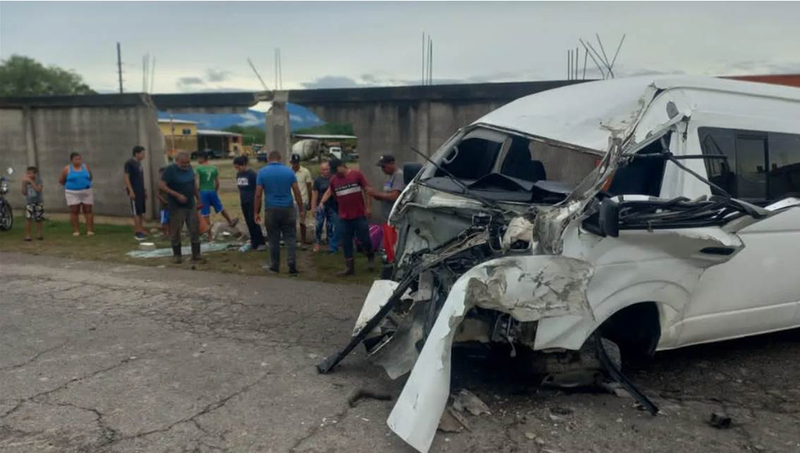 Imagen de la noticia: Siete heridos tras aparatoso choque de una camioneta en la carretera San Pedro-Lagunillas